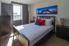 2 bedrooms, desk, iron/ironing board, travel cot - Luxury 2BR Apt with Skyline Views, GYM and Laundry (Ottawa)