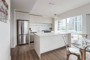 Geladeira, micro-ondas, fogão, cooktop