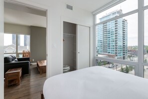1 habitación, escritorio, tabla de planchar con plancha y cuna de viaje