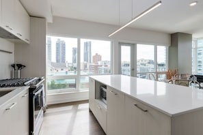 Geladeira, micro-ondas, fogão, cooktop