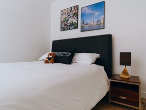 1 soverom, skrivebord, strykejern/-brett og reiseseng for barn