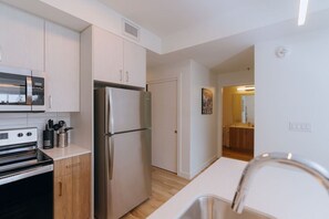 Frigorifero, microonde, forno, piano cottura