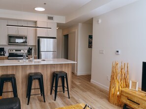 Kjøleskap, mikrobølgeovn, ovn og kokeplater