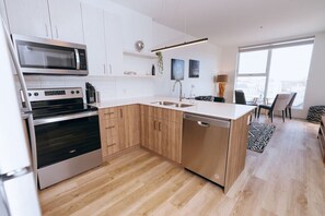 Fridge, microwave, oven, stovetop - Modern 2BR Apt Steps from Osborne Village (Winnipeg)