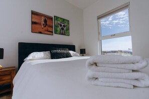 2 habitaciones, tabla de planchar con plancha y cuna de viaje
