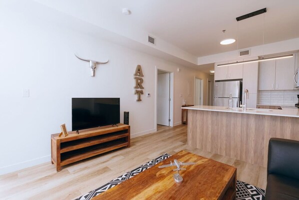 Smart TV - Modern 2BR Apt Steps from Osborne Village (Winnipeg)