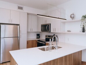 Jääkaappi, mikroaaltouuni, uuni, liesi