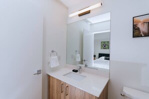 Hair dryer, towels - Modern 2BR Apt Steps from Osborne Village (Winnipeg)