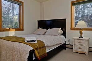 3 bedrooms, iron/ironing board, WiFi, bed sheets - Luxury Retreat inAmherst (Amherst)