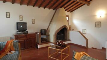 Leilighet, terrasse | Oppholdsområde | TV