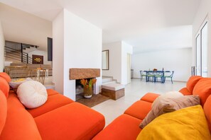 Villa | Living area - Villa in Albufeira Near Praia D'oura Beach (Albufeira)