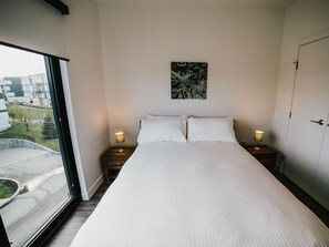 2 slaapkamers, een bureau, een strijkplank/strijkijzer, reisbedje