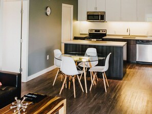 Dining - 3BR Retreat with Gym, near Assiniboine Park Trails (Winnipeg)