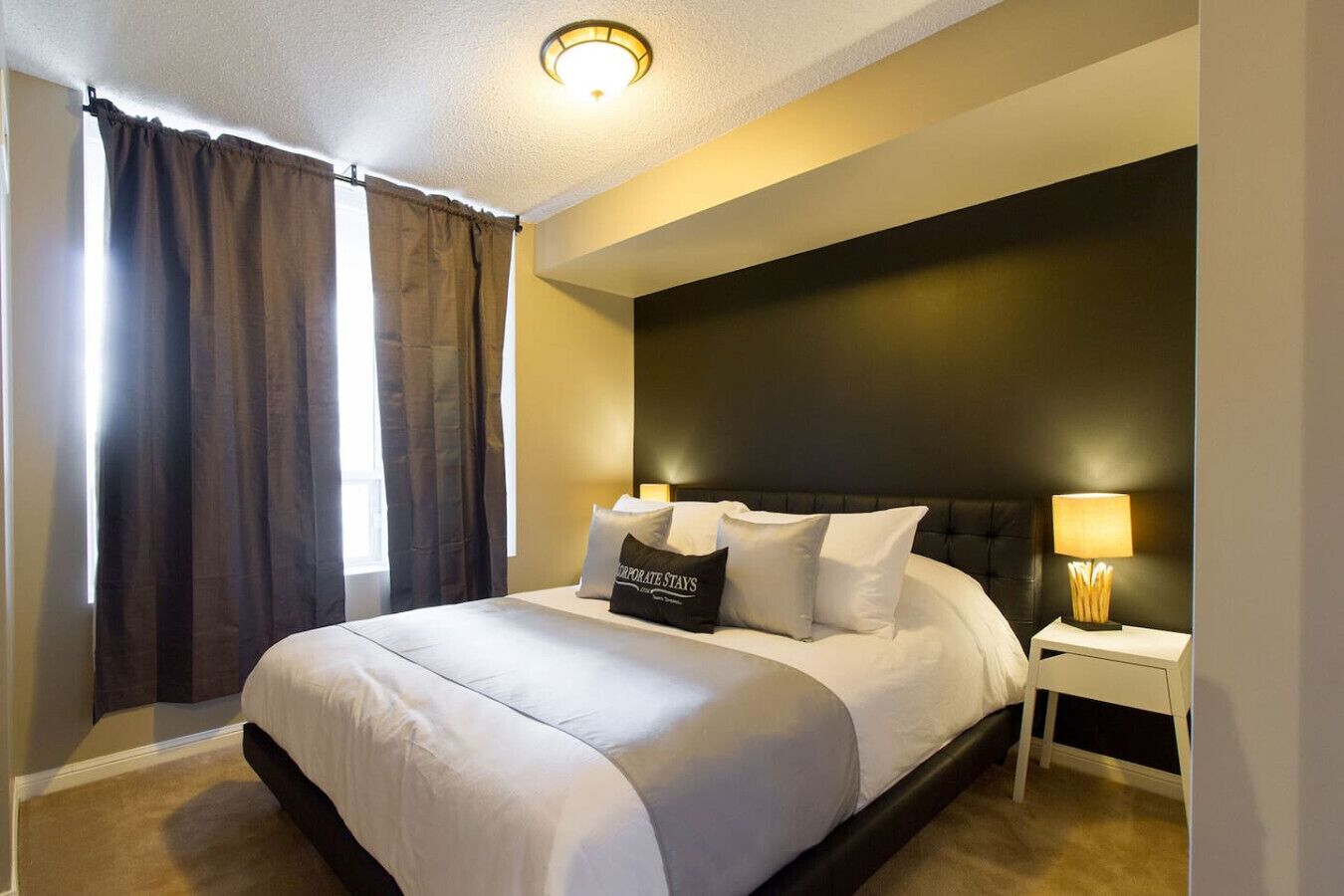 1 habitación, escritorio, tabla de planchar con plancha y cuna de viaje 