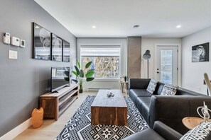 Smart TV - Bran New 2BR w/Balcony & 24/7 Gym in Moncton (Moncton)