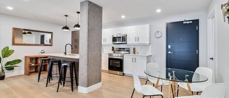 Réfrigérateur, four à micro-ondes, un four, surface de cuisson