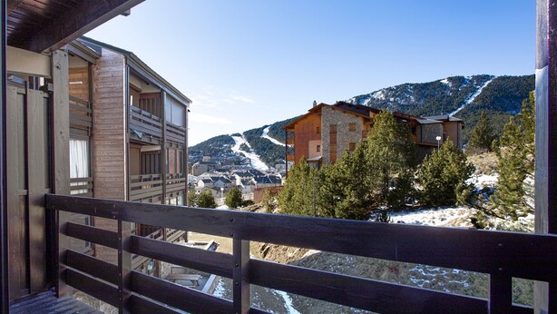 A wooden deck with a view of a mountain and a ski slope. - Le Petit Montagnard - Station accessible à pied (Les Angles)