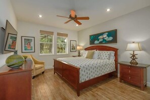 3 chambres, bureau, fer et planche à repasser, lit de bébé portatif