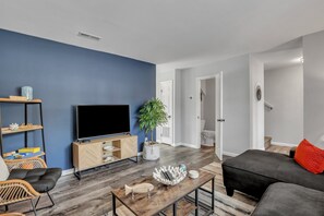 Living area - Pre filled title (Charleston)