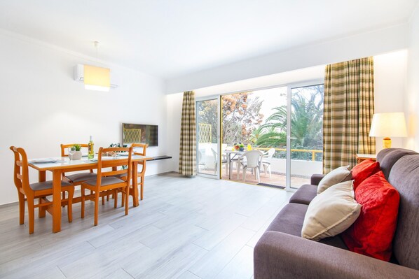 Living area - Apartment in Quarteira Near sea Beach (Loulé)