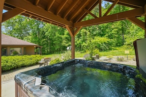 Outdoor spa tub - Deer Ridge Lodge | Hocking Hills, Sleeps 26, Pool (Laurelville)
