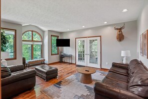 Televisor, llar de foc i futbolí 