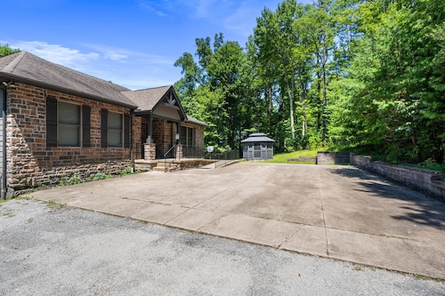 All Seasons Lodge | Hocking Hills, Hot Tub, Pond