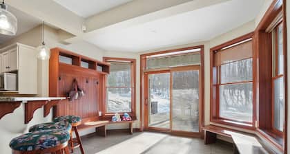 All Seasons Lodge | Hocking Hills, Hot Tub, Pond
