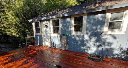 River side cabin in enchanting Cazadero with WiFi