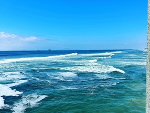Vista costera con olas y cielo despejado.