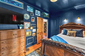 4 sovrum, skrivbord, strykjärn/strykbräda och resesäng