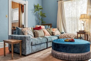 Smart-TV, Videospiele, Tischfußball, Tischtennisplatte