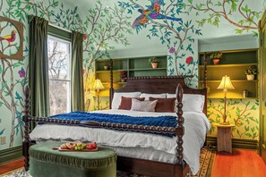 4 habitaciones, escritorio y tabla de planchar con plancha