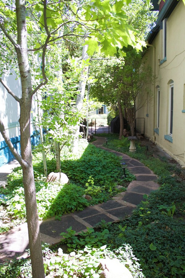 Property grounds - Beautiful, serene 4-bedroom Victorian house in Denver steps to great restaurants (Denver)