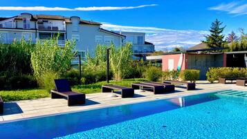 Piscine couverte, piscine extérieure