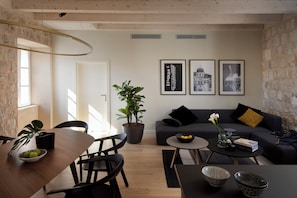 Luxury-Apartment, Stadtblick | Wohnbereich