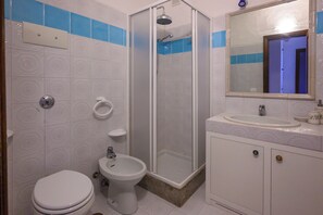 Regadera, secadora de cabello, bidet, toallas 