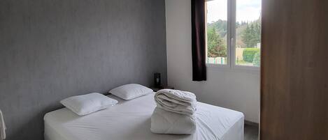 2 bedrooms, WiFi, bed sheets