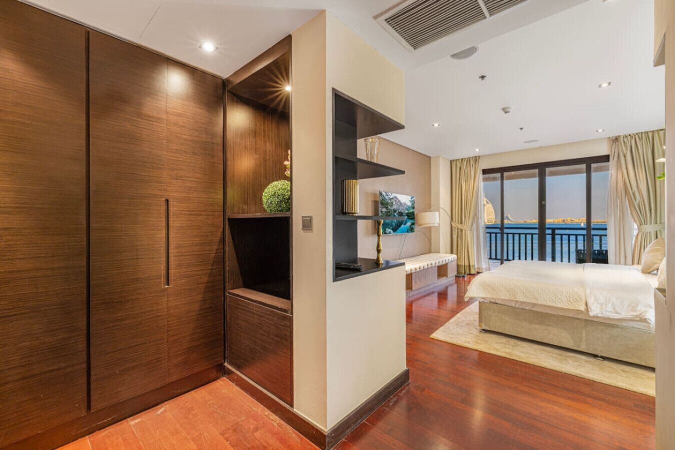 2 bedrooms, desk, WiFi