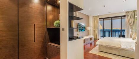 2 bedrooms, desk, WiFi