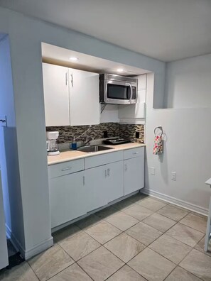 Fridge, microwave, stovetop, coffee/tea maker
