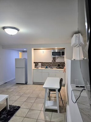 Kühlschrank, Mikrowelle, Herdplatte, Wasserkocher mit Kaffee-/Teezubehör