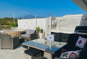 Tina de hidromasaje al aire libre