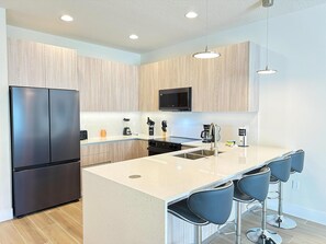 Fridge, microwave, oven, stovetop - Modern with Pool Home close to Disney - 7 guests (Clermont)