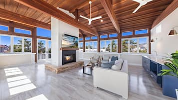 Smart TV, caminetto, biblioteca musicale, monitor per computer