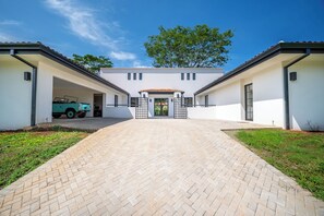 المنشأة من الخارج