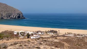 På stranden, liggestole, badehåndklæder