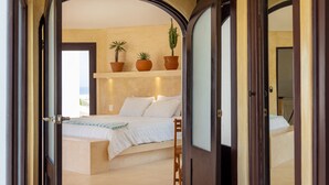 Een slaapkamer met een bed, witte lakens, een houten hoofdbord en drie terracotta potten met planten op een plank boven het bed.