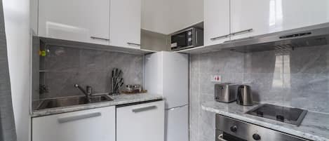 Stovetop, toaster, cookware/dishes/utensils, dining tables