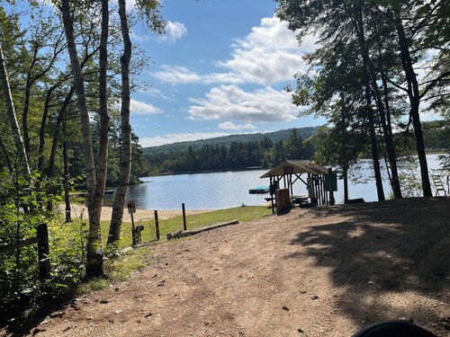 Dog Friendly 🐾 3BR Cottage • Sleeps 8 • Private Community • 0.5-mi Walk to Lake